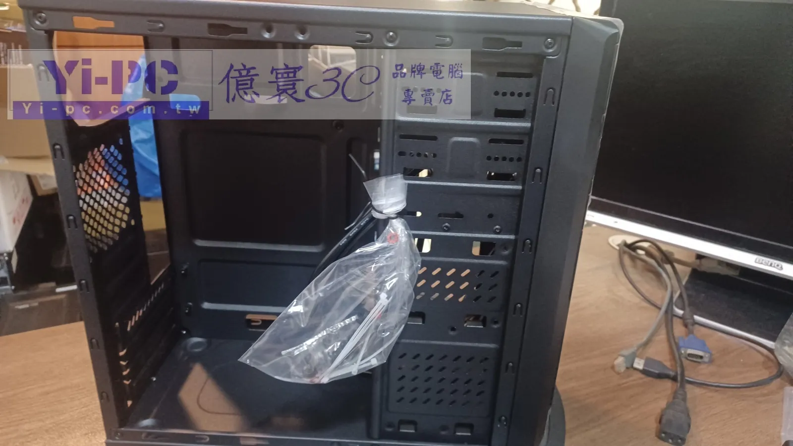 品牌主機拆機後檢查主機板與內部零件