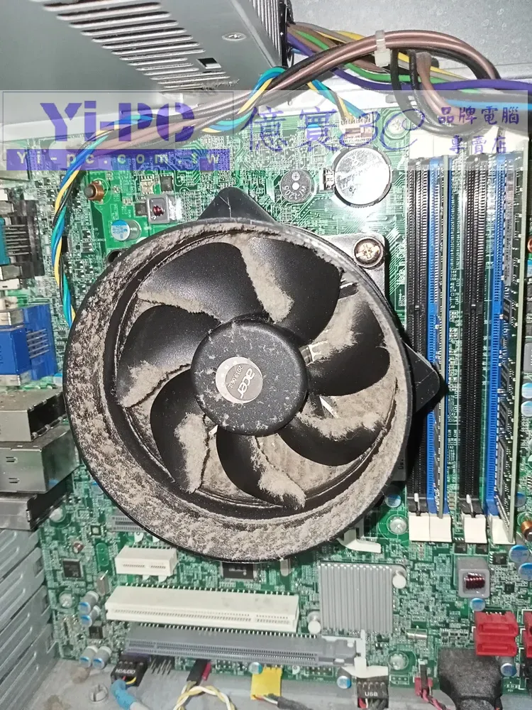電腦內部灰塵堆積造成散熱不良的清潔保養案例照片